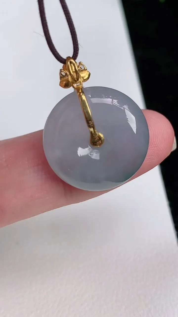 天然A货翡翠18k金飘花平安扣吊坠，尺寸18-5.4，重量:4.01g
7月1日