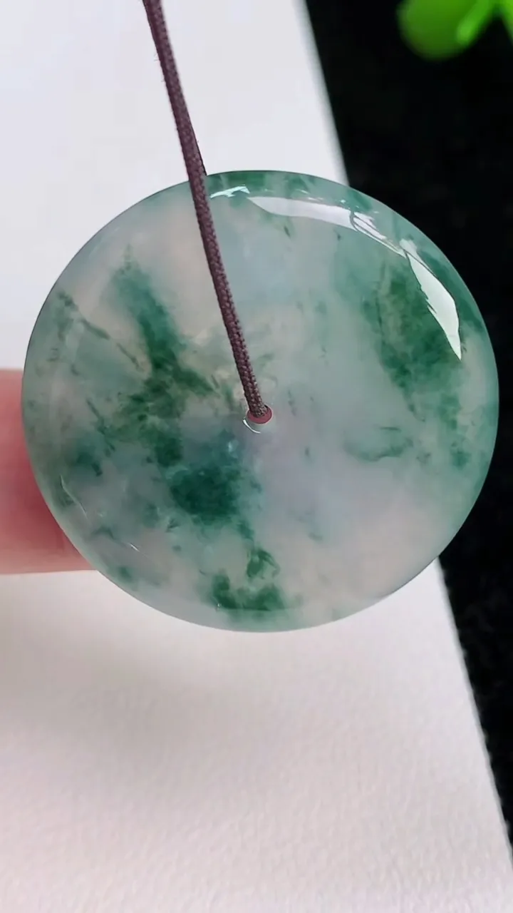 天然A货翡翠飘花平安扣吊坠，尺寸31.2-5，重量:10.64g
7月1日