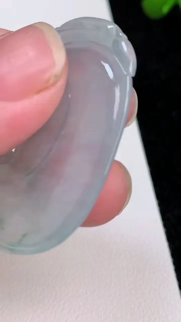 天然A货翡翠冰种飘花如意吊坠，尺寸43.3-27.8-4.3，重量:11.73g
7月1日