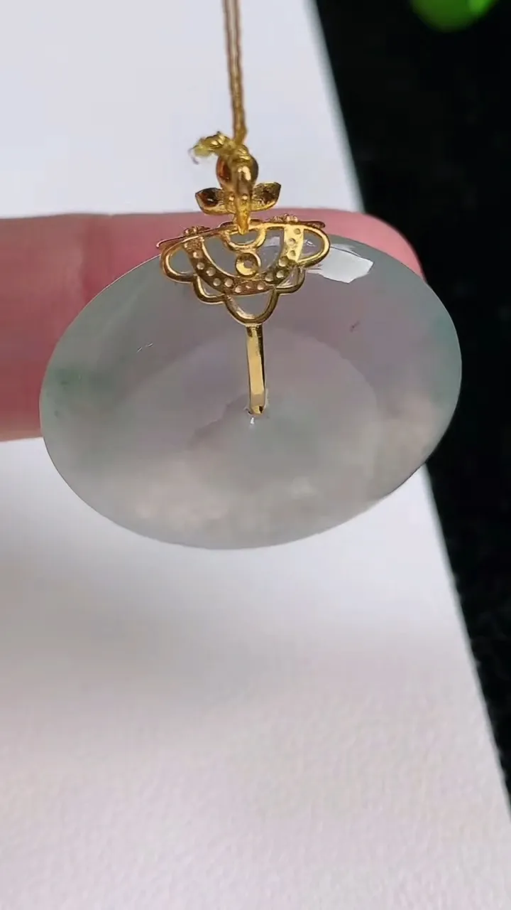 天然A货翡翠18k金飘花平安扣吊坠，尺寸28-5.5，重量:10.00g
7月1日