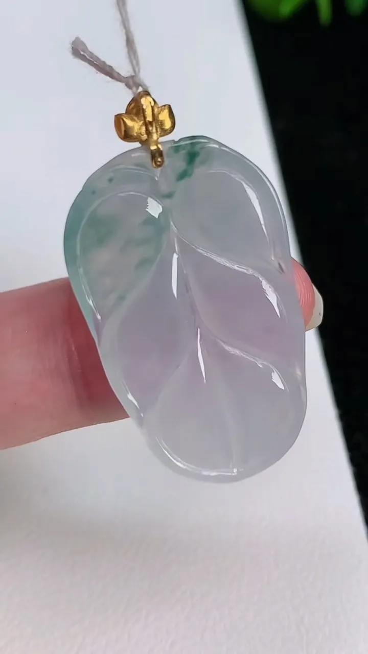 天然A货翡翠18k金飘花金枝玉叶 叶子吊坠，尺寸31.5-19.3-3.4，重量:4.43g
7月1日