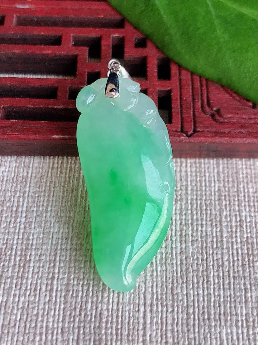 天然A货翡翠18K金扣头飘绿福瓜吊坠尺寸36×15×8.4m量8.50g 0629