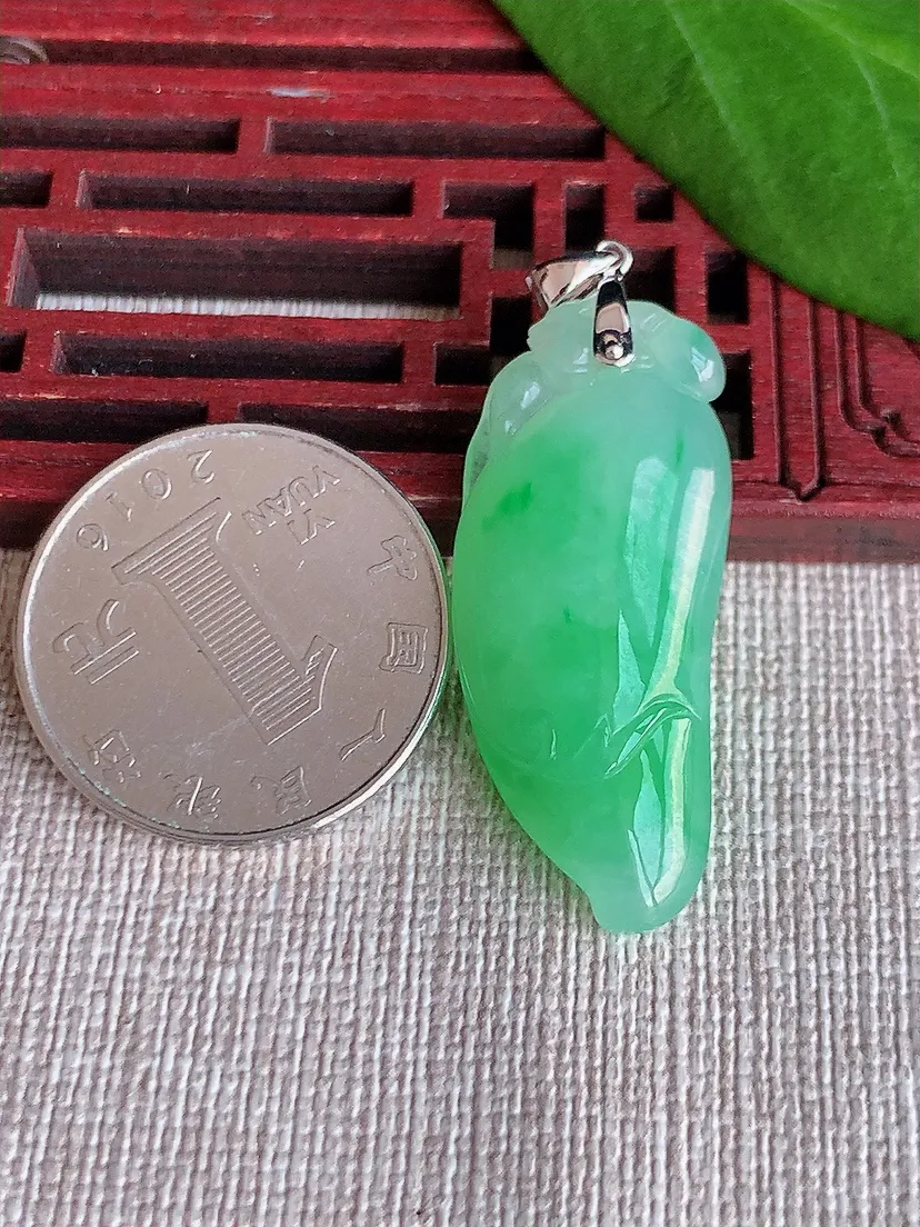 天然A货翡翠18K金扣头飘绿福瓜吊坠尺寸36×15×8.4m量8.50g 0629