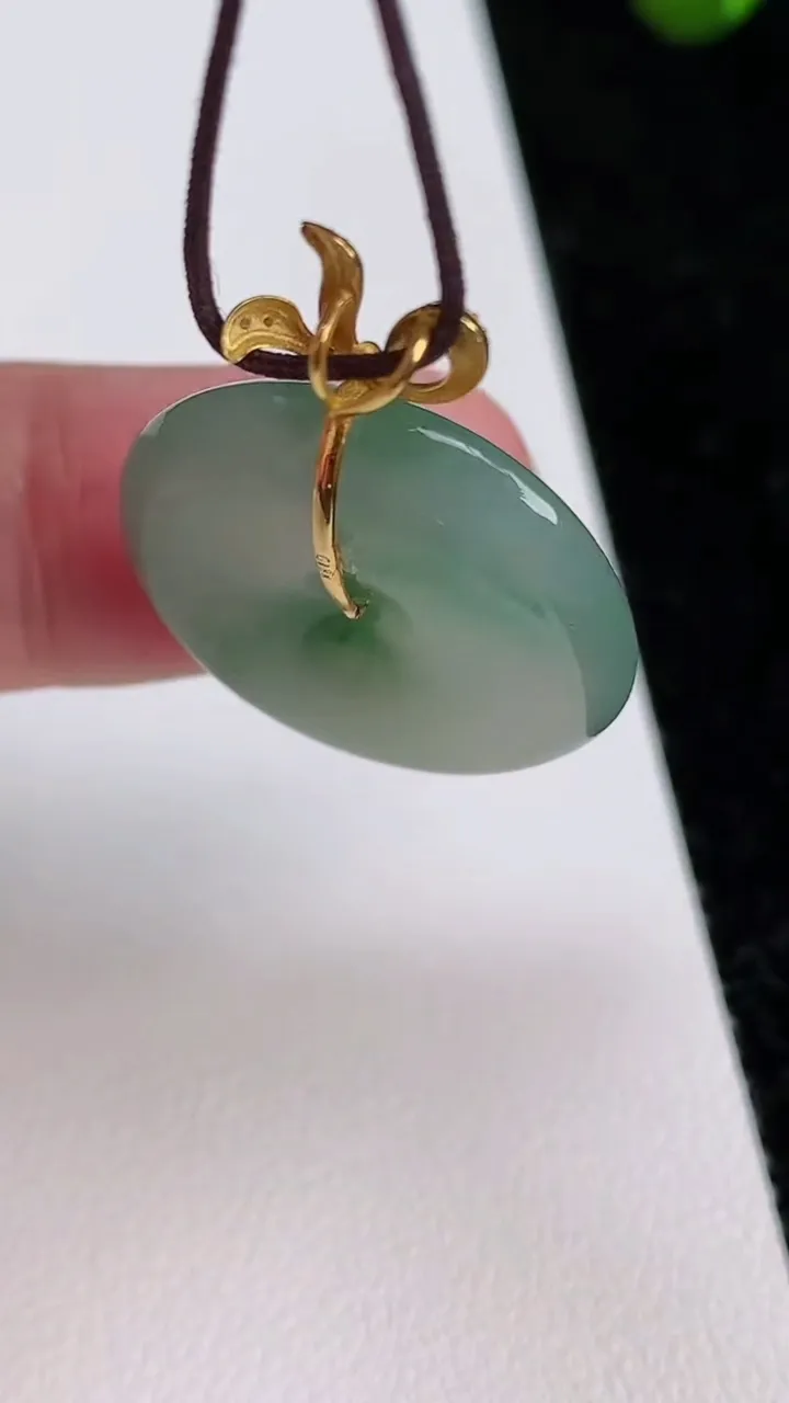 天然A货翡翠平安扣吊坠，尺寸23-5.2，重量:6.24g
7月1日