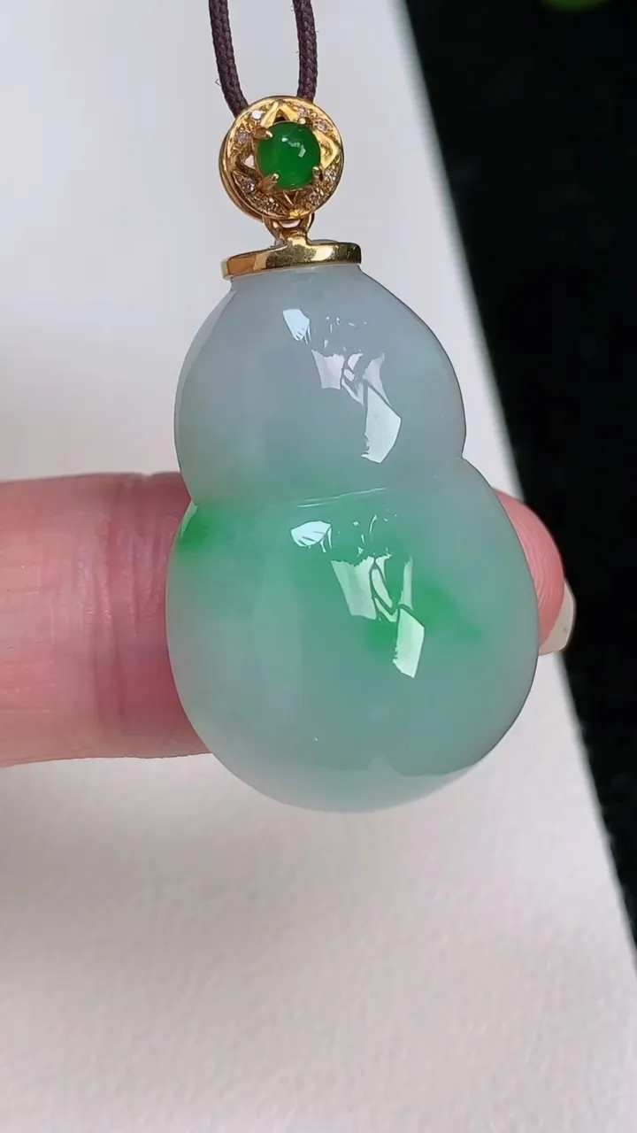天然A货翡翠葫芦吊坠，尺寸27.3-18-8.3，重量:7.38g
7月1日