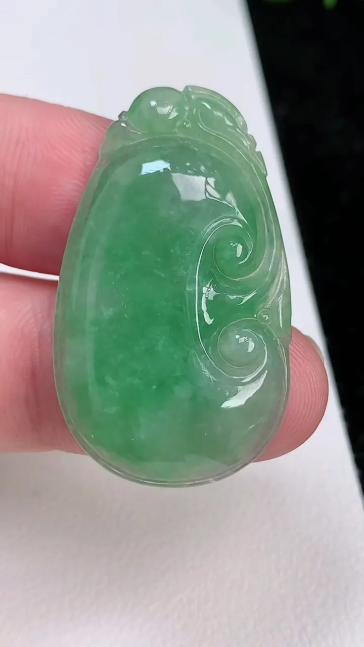 天然A货翡翠如意吊坠，尺寸37.3-21.7-4.4，重量:7.05g
7月1日