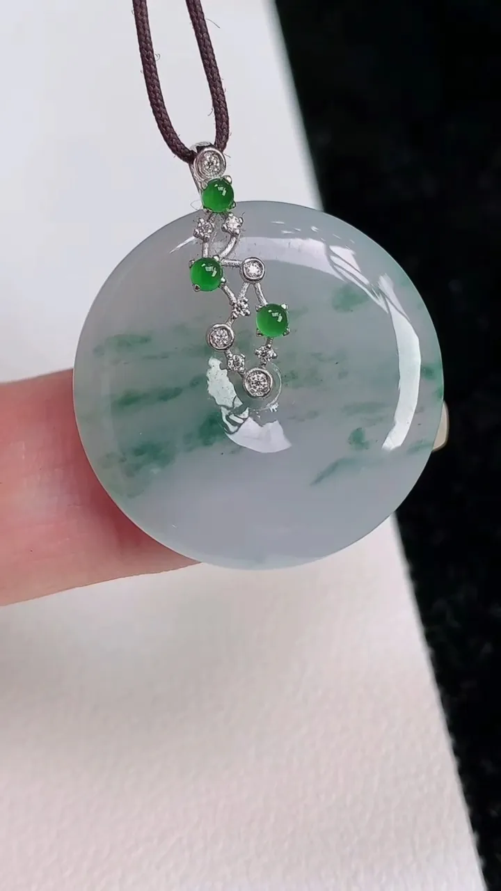 天然A货翡翠18k金飘花平安扣吊坠，尺寸24-4.3，重量:5.74g
7月1日