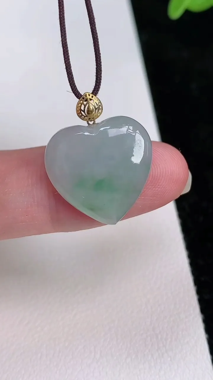 天然A货翡翠爱心吊坠，尺寸17-17.2-3.7，重量:2.35g
7月1日