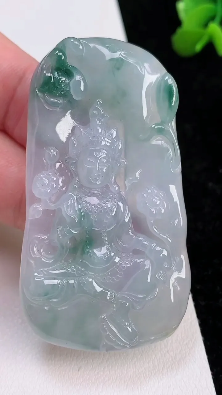 天然A货翡翠飘花大势至观音菩萨吊坠，尺寸61.8-34.8-6.8，重:28.20g
7月1日
