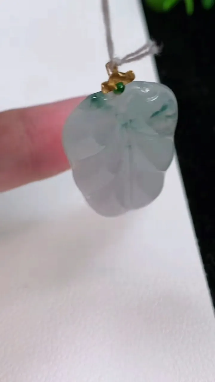 天然A货翡翠18k金飘花金枝玉叶 叶子吊坠，尺寸31.5-19.3-3.4，重量:4.43g
7月1日