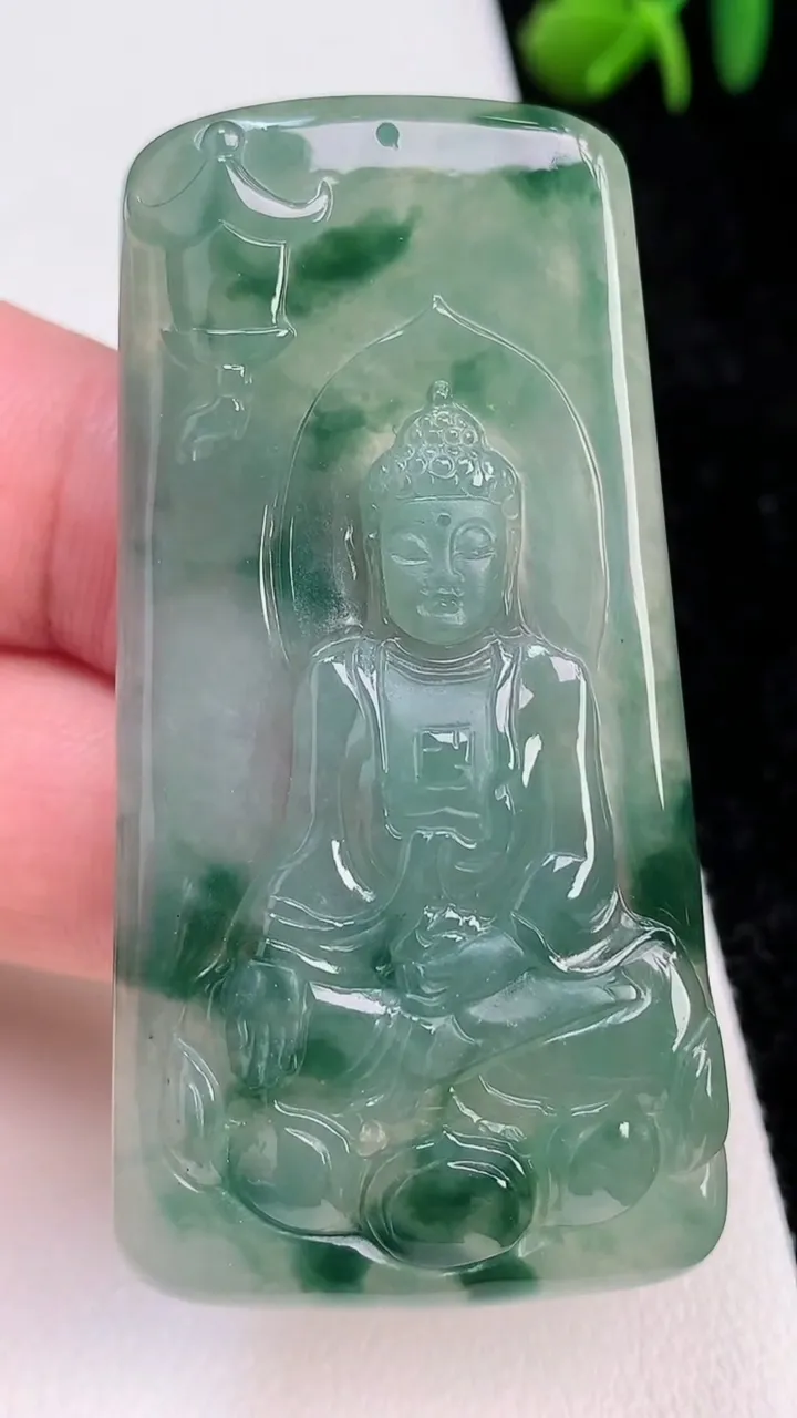 天然A货翡翠飘花阿弥陀佛吊坠，尺寸59-31-5.6，重量:23.33g
7月1日