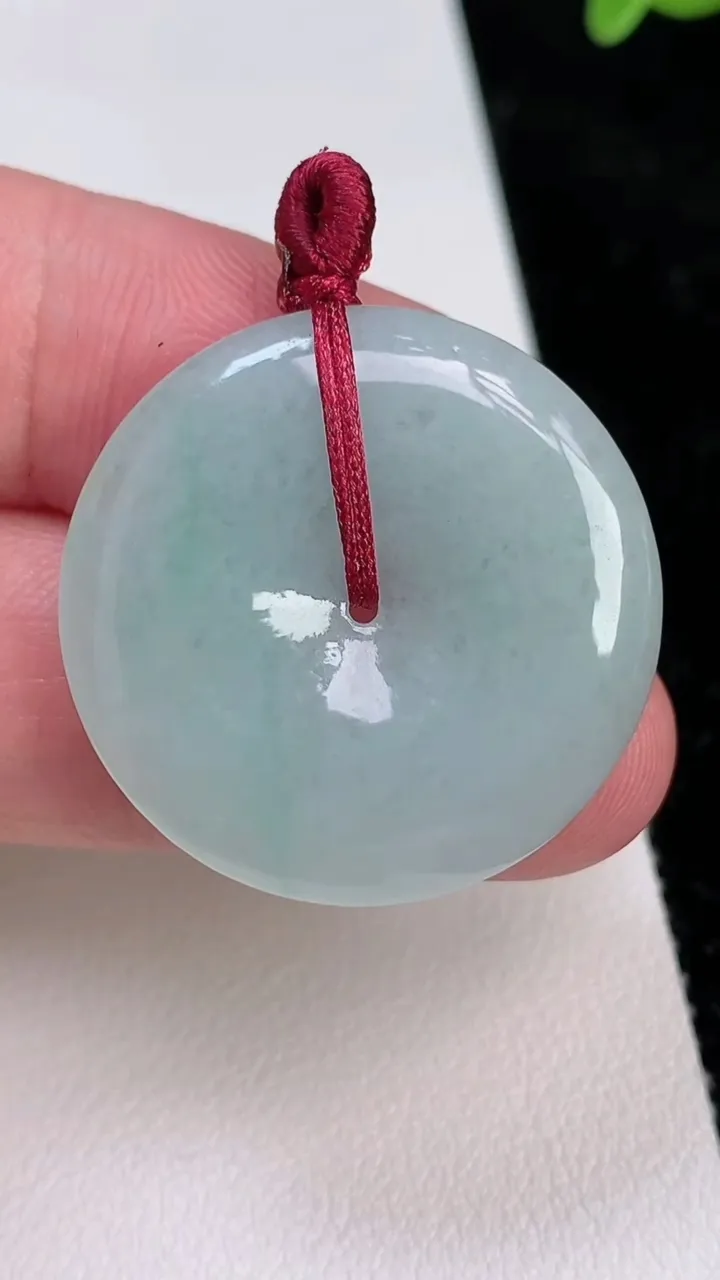 天然A货翡翠平安扣吊坠，尺寸28.7-4.7，重量:8.52g
7月1日