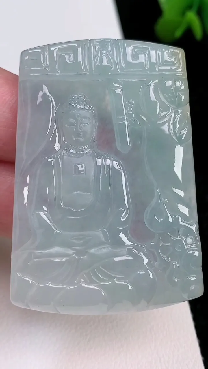 天然A货翡翠大日如来吊坠，尺寸52.2-37.2-5，重量:25.38g
7月1日