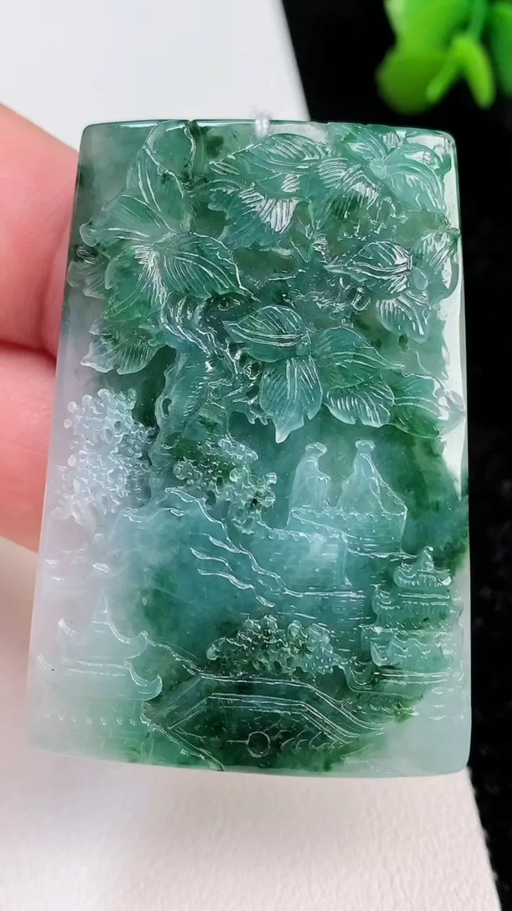 天然A货翡翠牌吊坠，尺寸51-36-4.8，重量:23.81g
7月1日