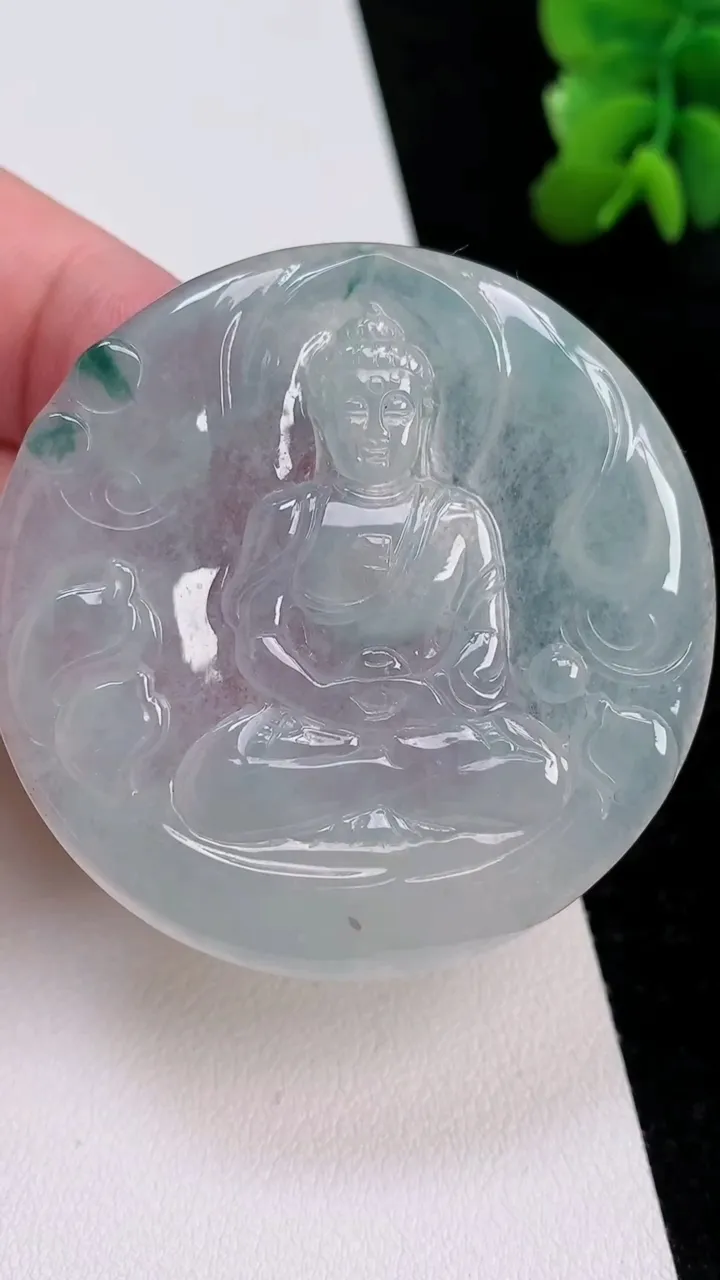 天然A货翡翠飘花大日如来吊坠，尺寸49-4.6，重:23.65g
7月1日