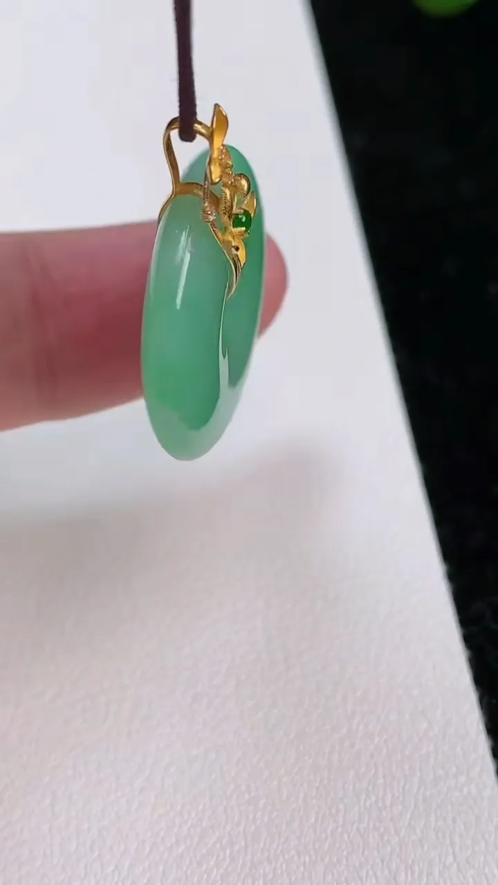 天然A货翡翠平安扣吊坠，尺寸23-4.8，重量:5.18g
7月1日