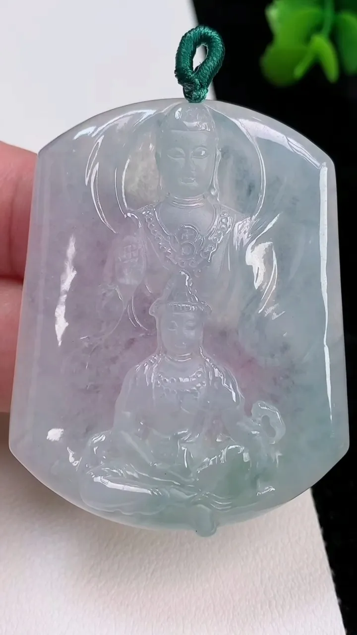 天然A货翡翠飘花观音菩萨吊坠，尺寸52.7-42.3-5.7，重量:25.96g
7月1日