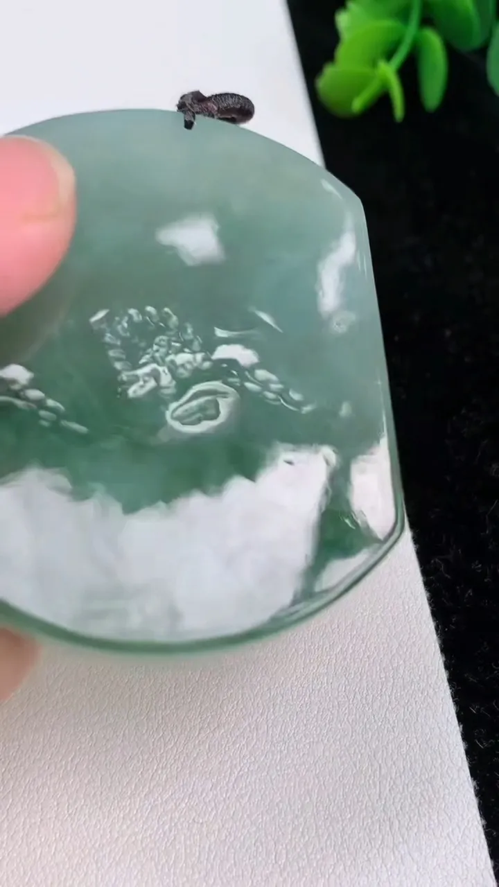 天然A货翡翠山水牌吊坠，尺寸53.7-44.7-5.9，重量:39.50g
7月1日