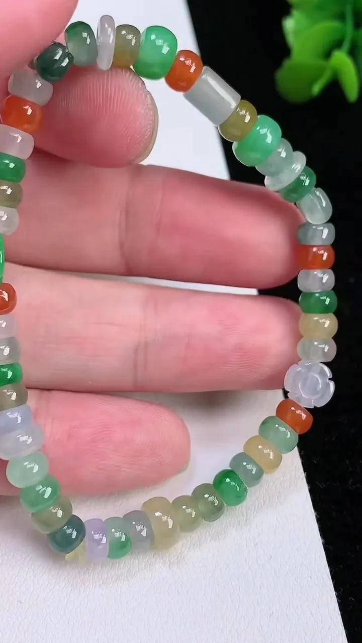 天然A货翡翠货四彩算盘珠手串，尺寸5.9-3.4，重:11.93g7月1日
工厂直销收藏佳品,种好水足，色泽均匀，有种有色，上手高大气！