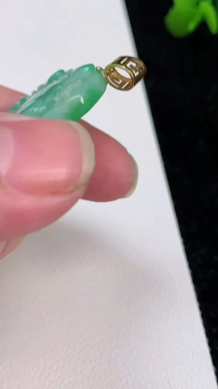 天然A货翡翠山水牌吊坠，尺寸51-29.8-5.5，重量:19.47g
7月1日