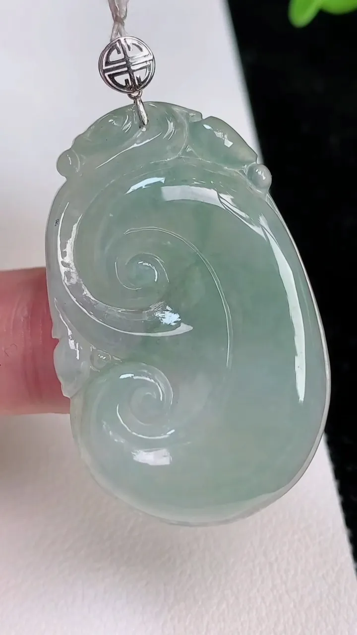 天然A货翡翠如意吊坠，尺寸40-25.6-4.5，重量:9.79g
7月1日