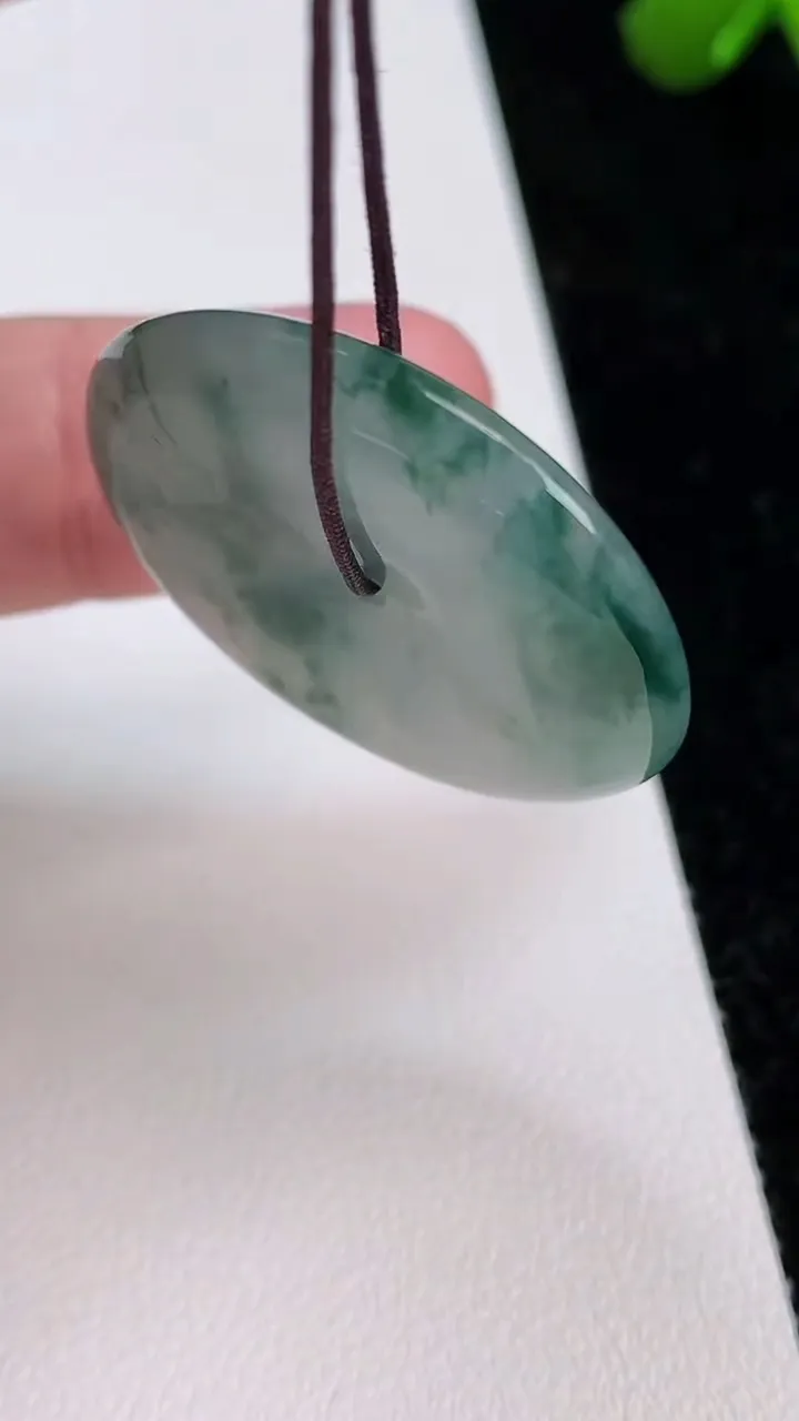 天然A货翡翠飘花平安扣吊坠，尺寸31.2-5，重量:10.64g
7月1日