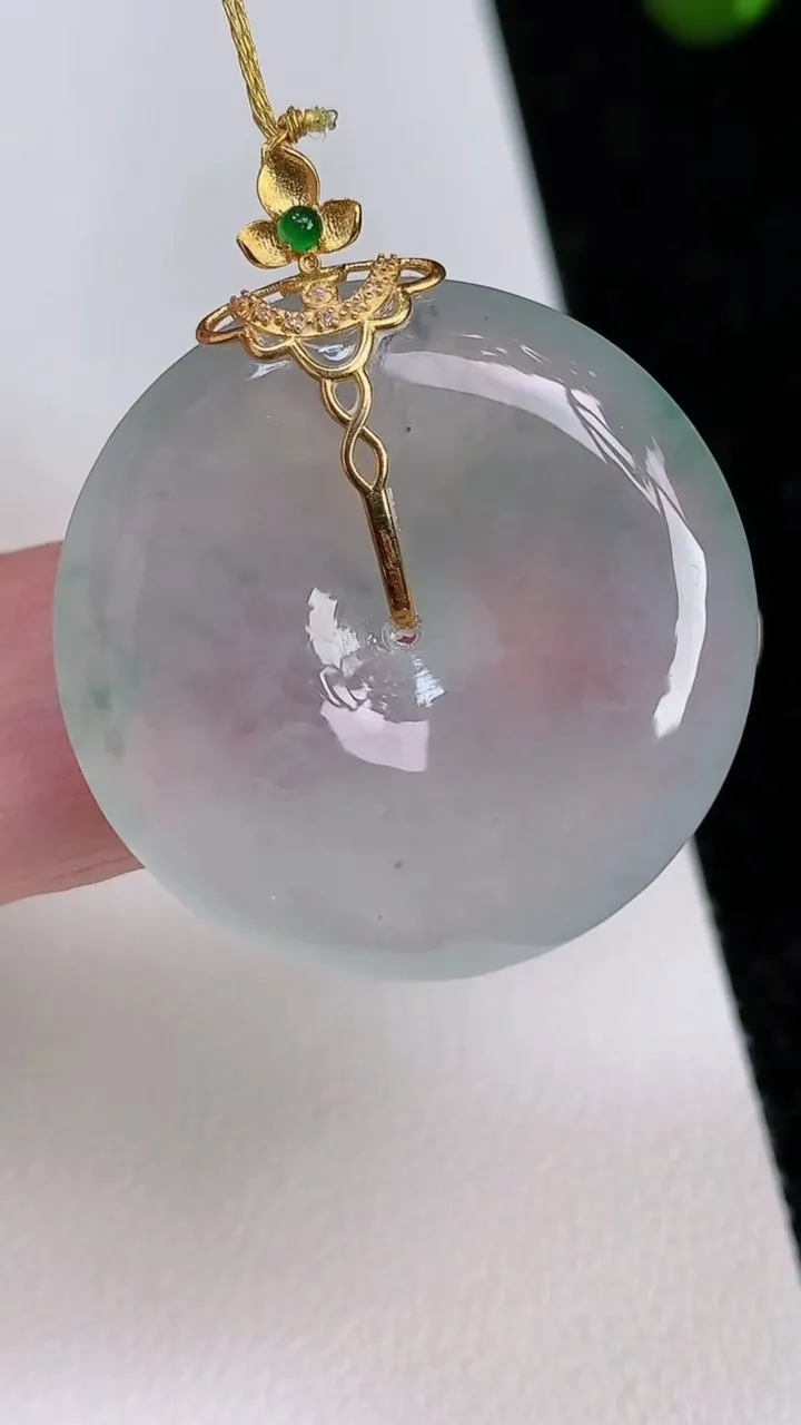 天然A货翡翠18k金飘花平安扣吊坠，尺寸28-5.5，重量:10.00g
7月1日