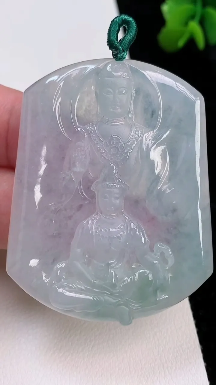 天然A货翡翠飘花观音菩萨吊坠，尺寸52.7-42.3-5.7，重量:25.96g
7月1日