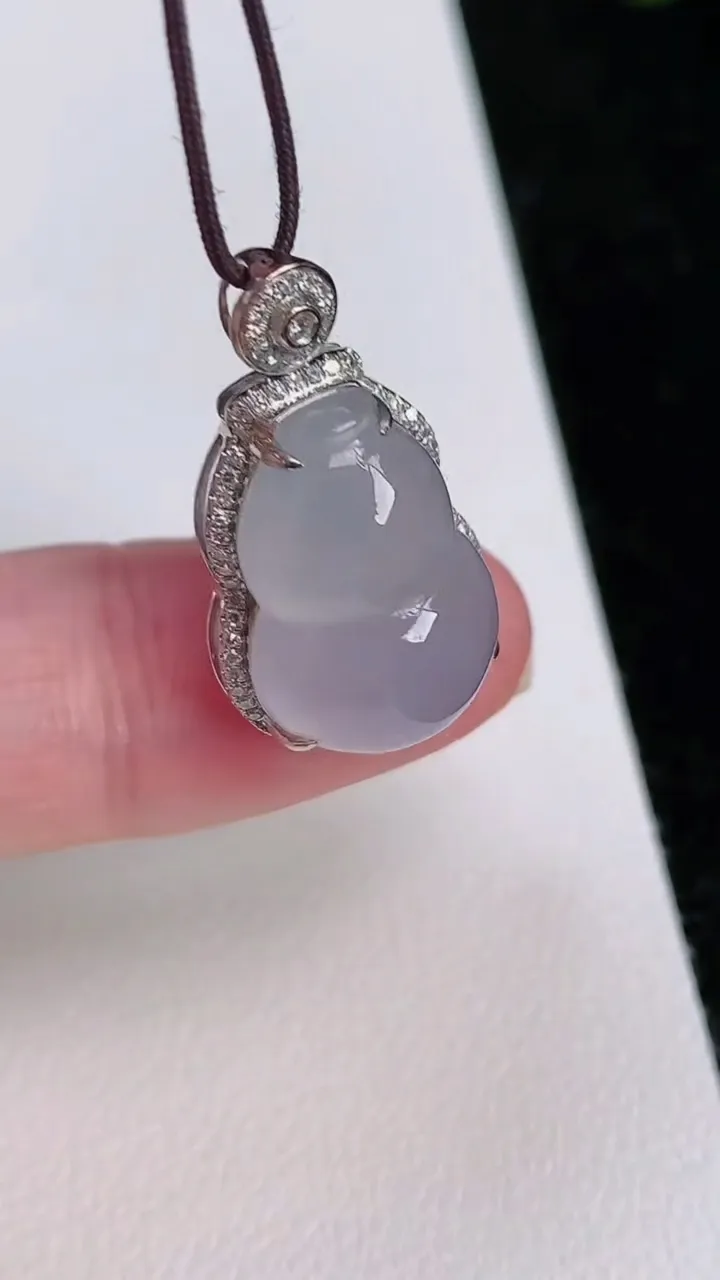 天然A货翡翠种葫芦吊坠，尺寸25.4-14-8.6，裸石18-12.2重量:3.93g
7月1日