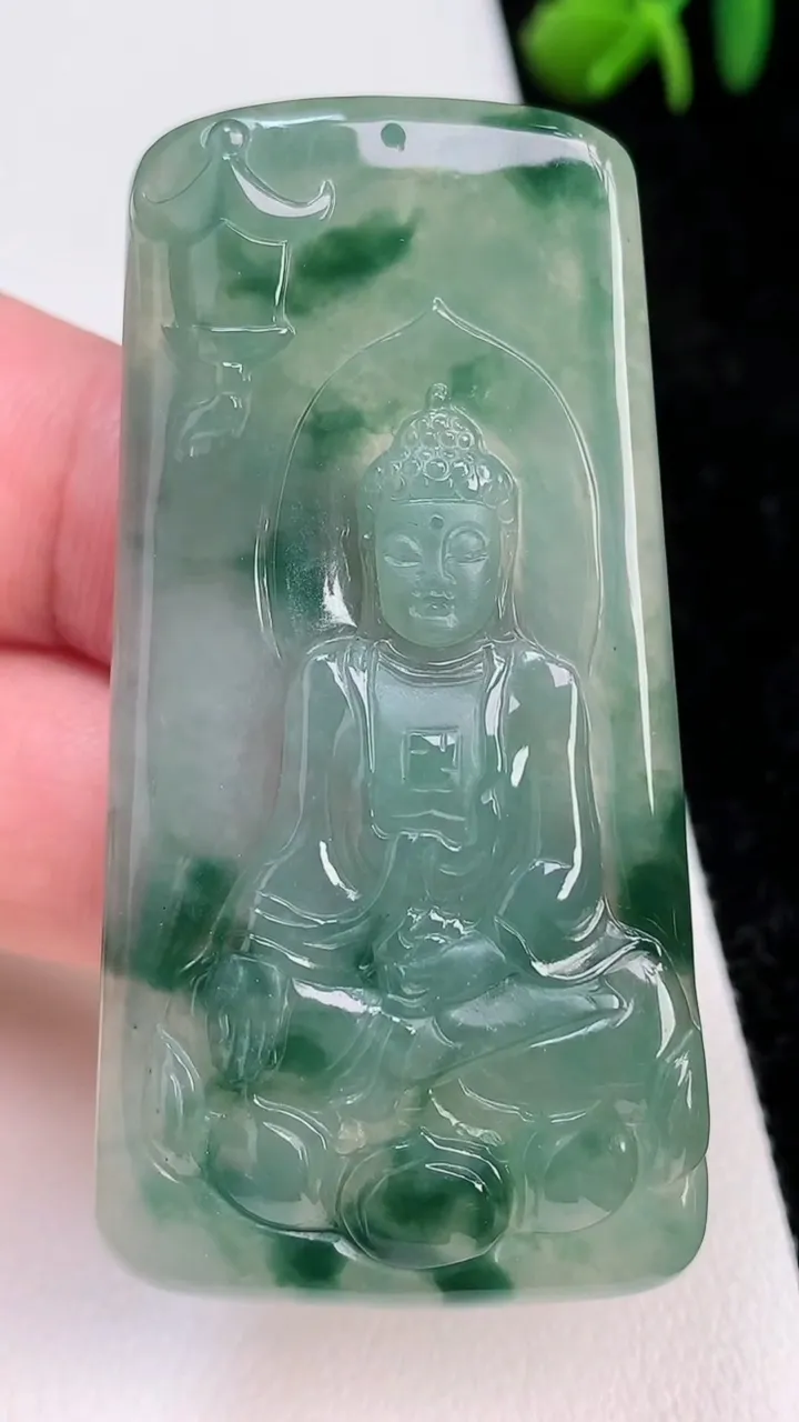 天然A货翡翠飘花阿弥陀佛吊坠，尺寸59-31-5.6，重量:23.33g
7月1日