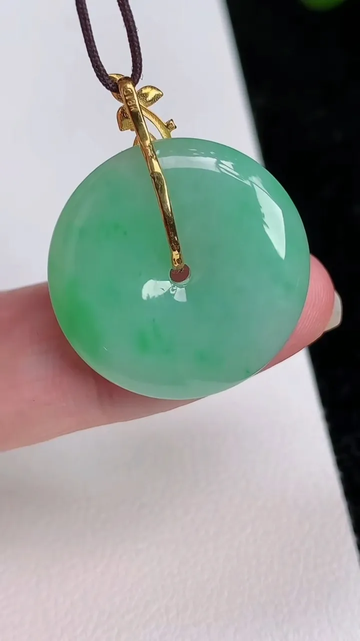 天然A货翡翠平安扣吊坠，尺寸23-4.8，重量:5.18g
7月1日