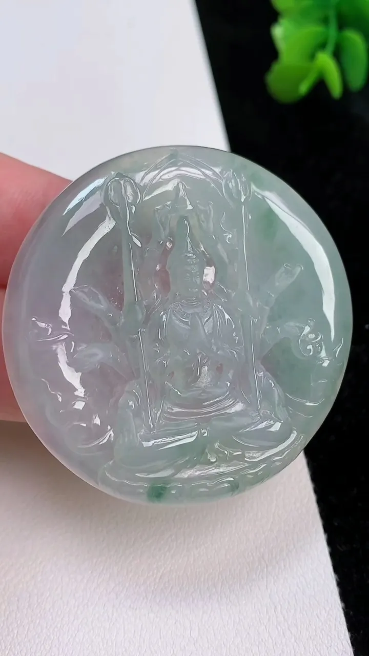 天然A货翡翠千手观音吊坠，尺寸48.4-4.8，重量:25.52g
7月1日