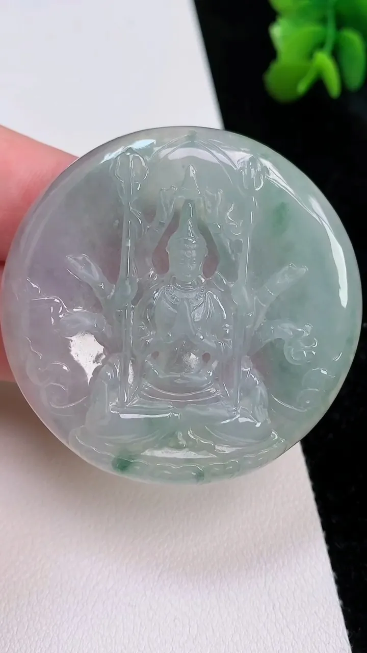 天然A货翡翠千手观音吊坠，尺寸48.4-4.8，重量:25.52g
7月1日