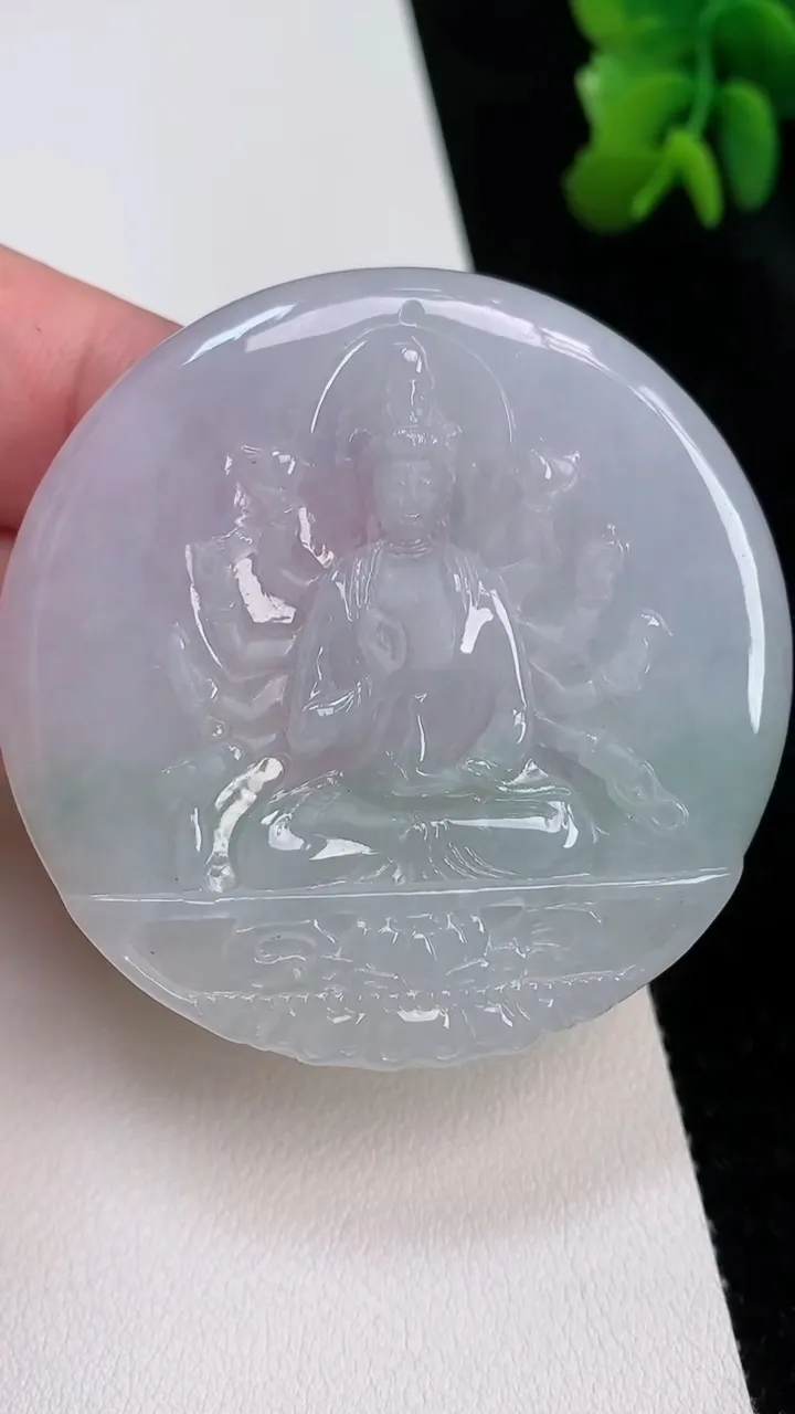 天然A货翡翠千手观音吊坠，尺寸51.5-4.8，重量:28.73g
7月1日