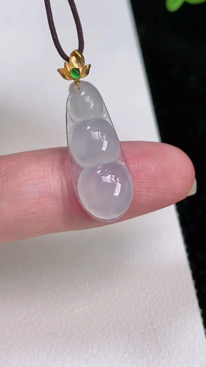天然A货翡翠种福豆吊坠，尺寸23.2-9.6-4.3，重量:1.75g
7月1日