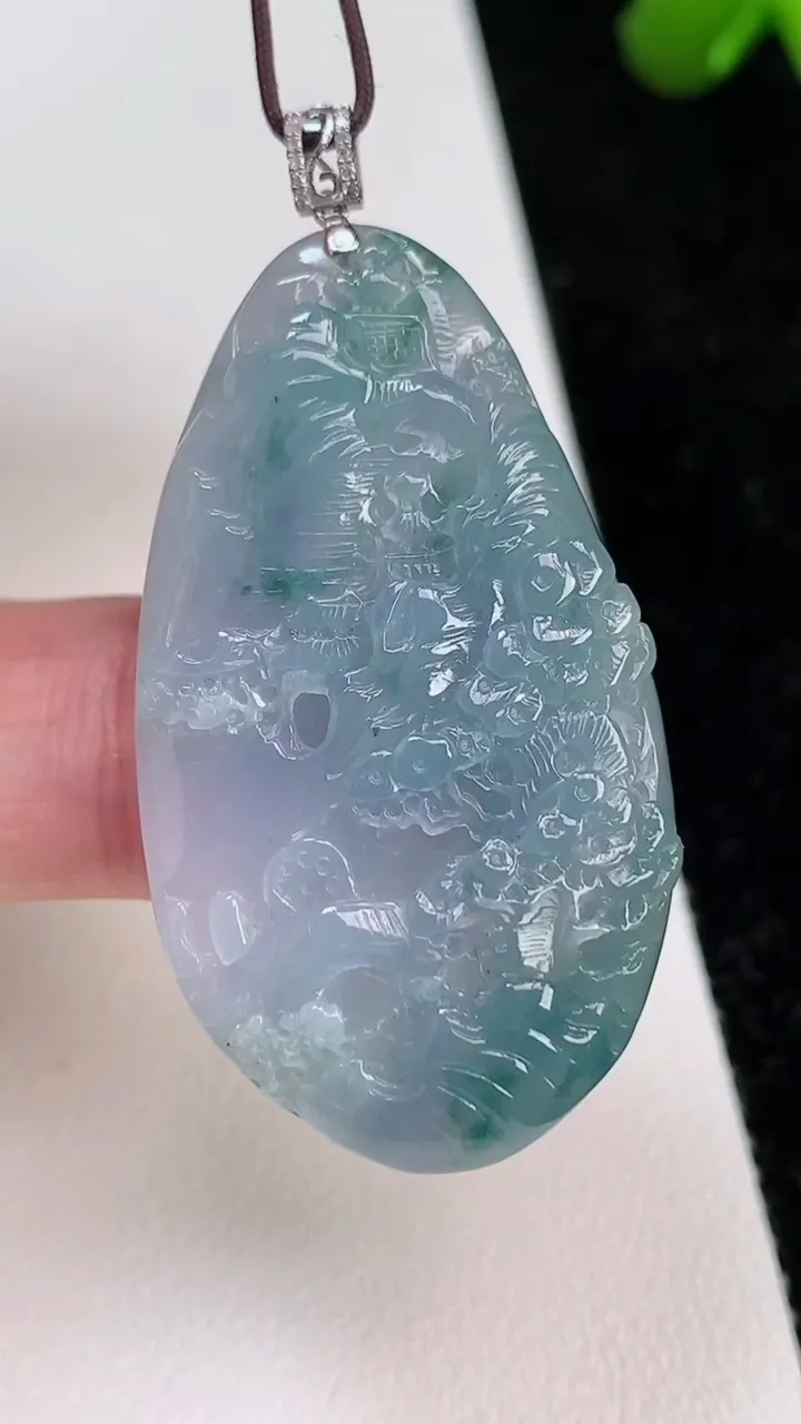 天然A货翡翠18k金紫罗兰飘花山水牌吊坠，尺寸42.3-24.3-6.4，重量:12.26g
7月1