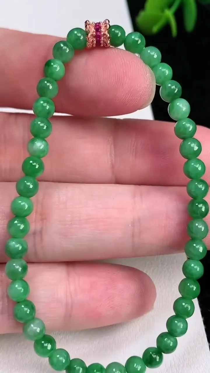 天然A货翡翠圆珠手串，尺寸4.2-41颗，重量:6.90g7月1日
工厂直销收藏佳品,种好水足，色泽均匀，有种有色，上手高大气！