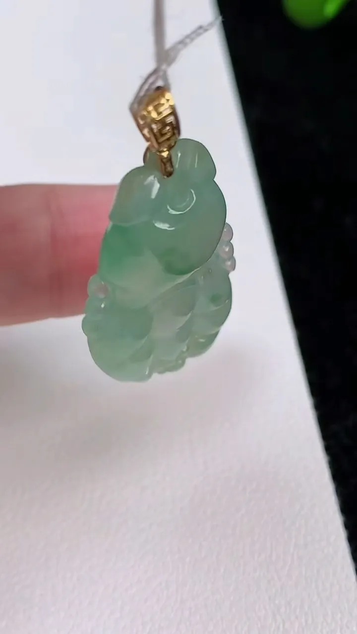 天然A货翡翠佛手瓜吊坠，尺寸33.2-18.2-6，重量:6.68g
7月1日