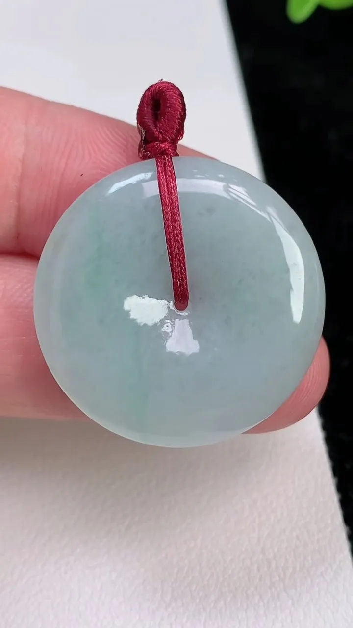 天然A货翡翠平安扣吊坠，尺寸28.7-4.7，重量:8.52g
7月1日