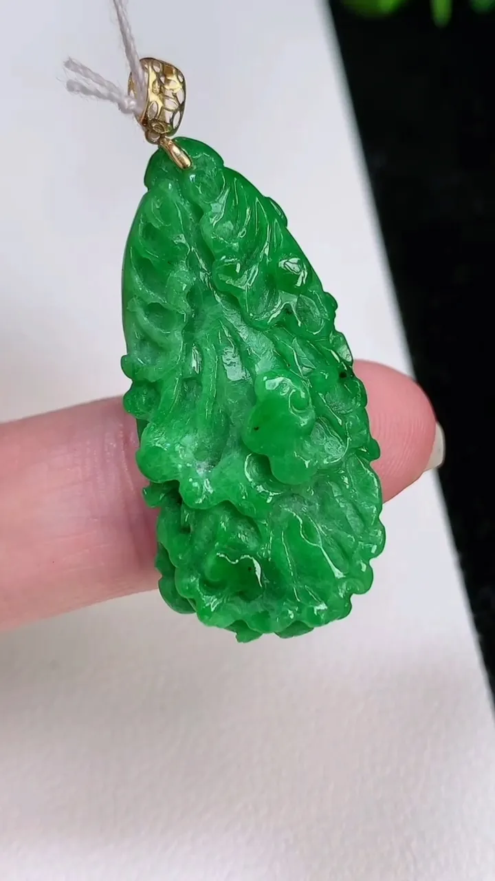 天然A货翡翠白菜吊坠，尺寸34.7-16.7-6.6，重量:5.88g
7月1日