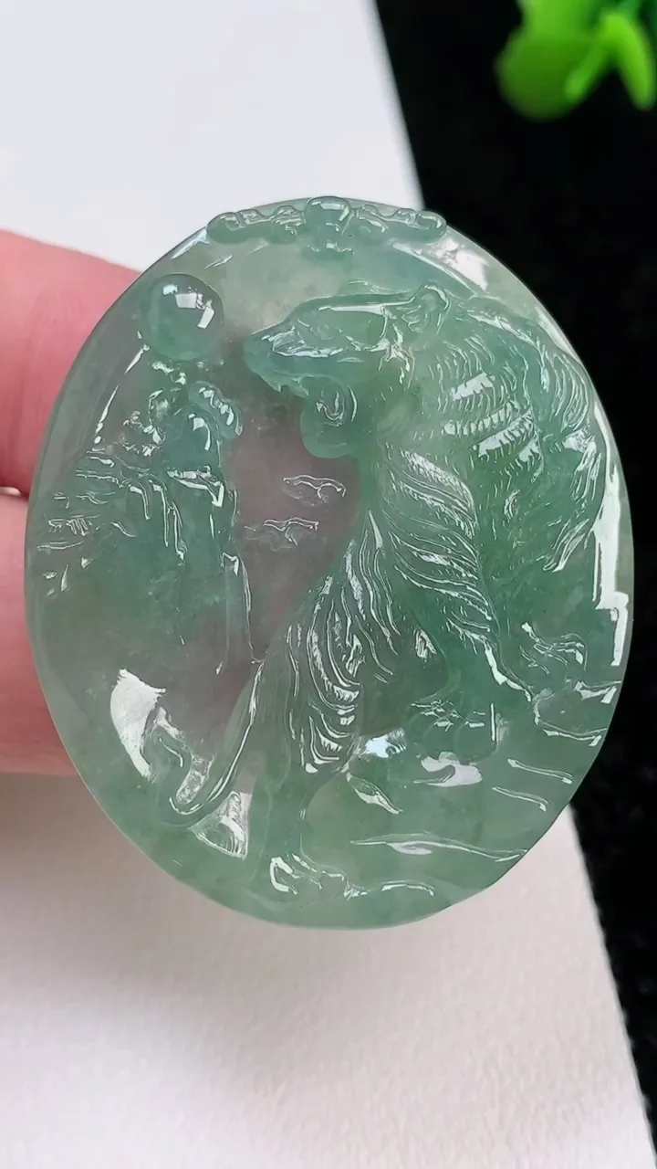 天然A货翡翠生肖虎吊坠，尺寸43.5-36.7-5.3，重量:19.87g
7月2日