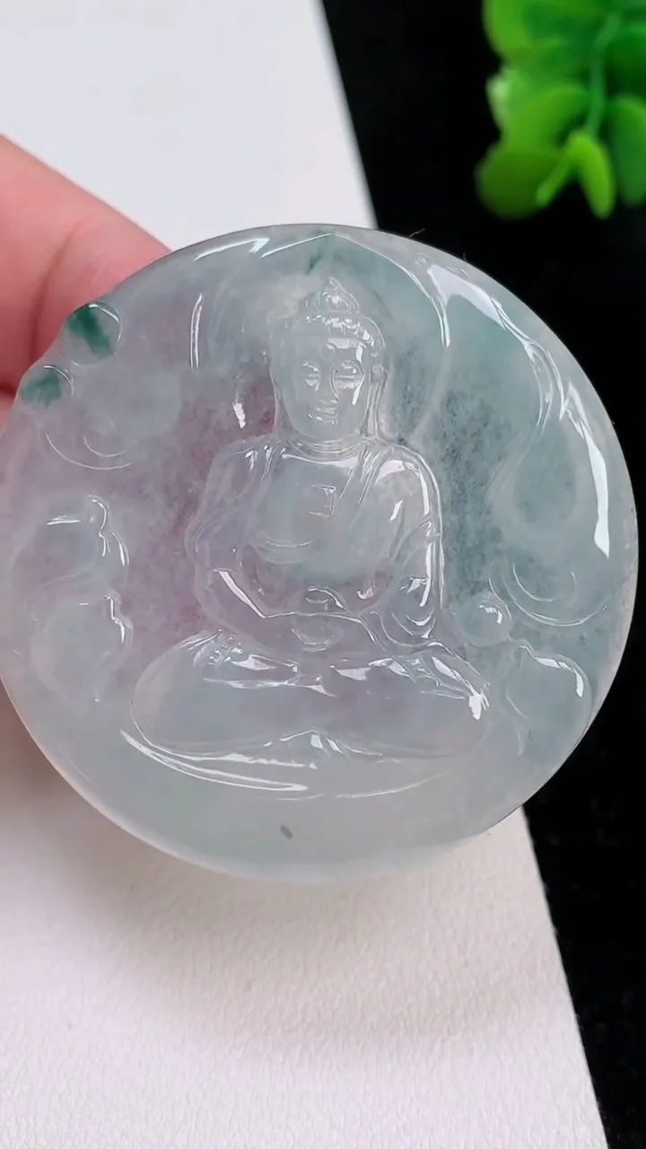 天然A货翡翠飘花大日如来吊坠，尺寸49-4.6，重:23.65g
7月1日