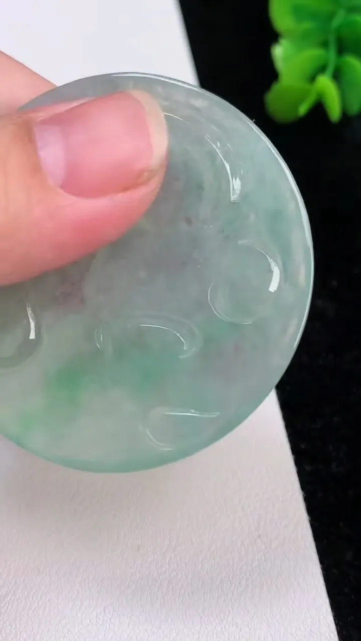 天然A货翡翠大日如来吊坠，尺寸51.6-5.6，重:30.40g
7月1日