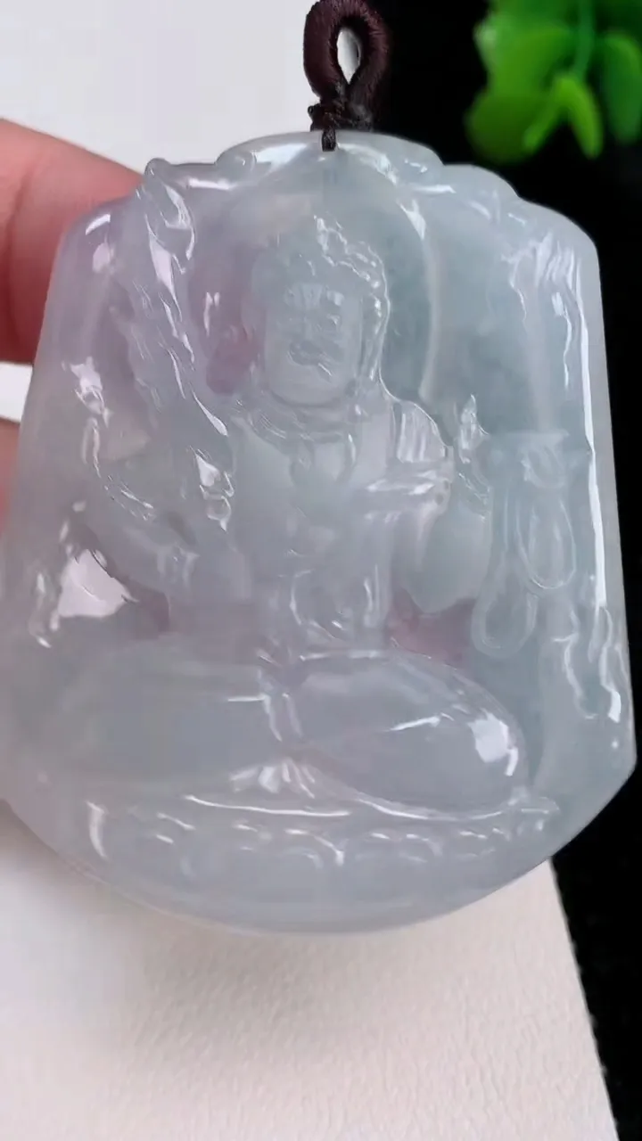 天然A货翡翠不动明王吊坠，尺寸53-44.4-4.5，重量:24.08g
7月1日