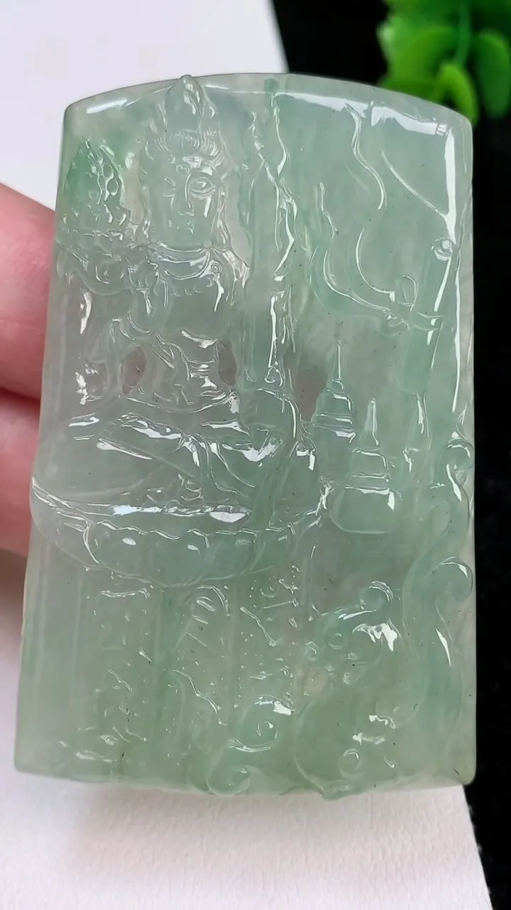 天然A货翡翠祥龙虚空藏观音菩萨吊坠，尺寸65.5-43.2-4.8，重量:35.44g
7月1日