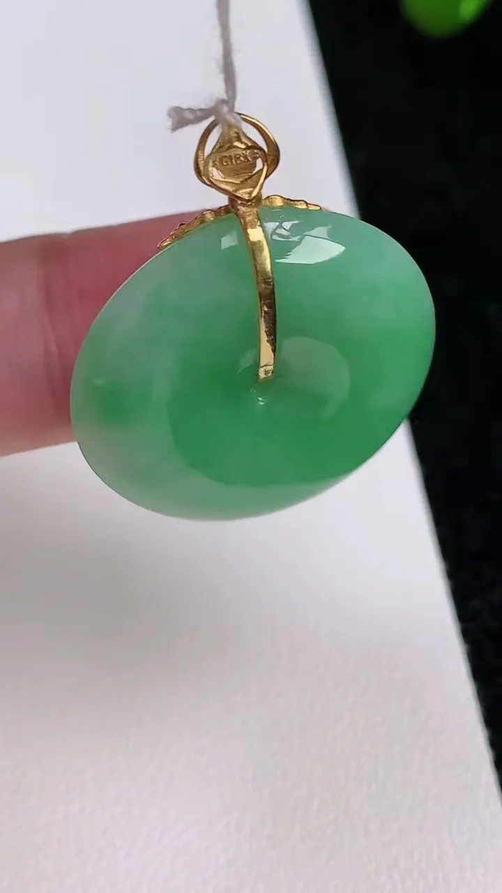 天然A货翡翠平安扣吊坠，尺寸25.6-6，重量:9.08g
7月1日