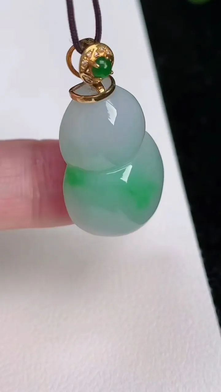天然A货翡翠葫芦吊坠，尺寸27.3-18-8.3，重量:7.38g
7月1日