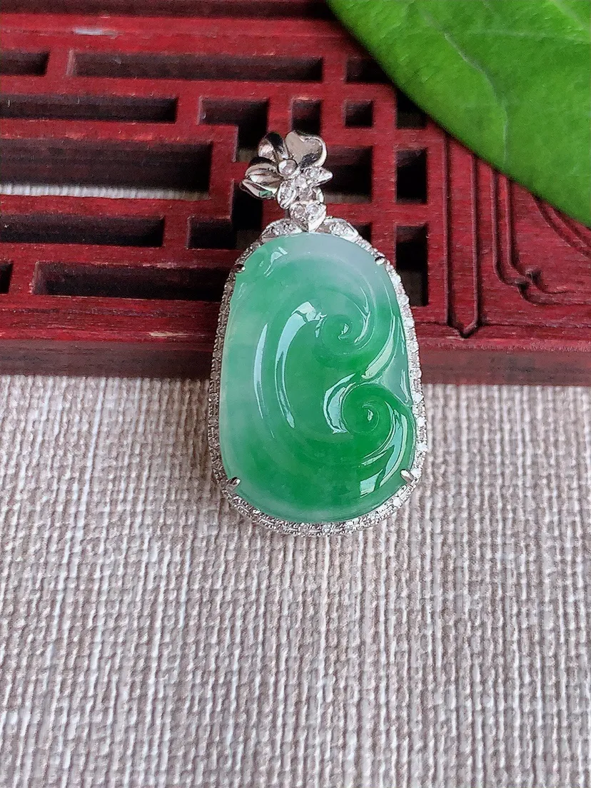 天然A货翡翠18K金伴飘绿如意吊坠尺寸31×15.8×6裸石21×14m量3.54g 0629