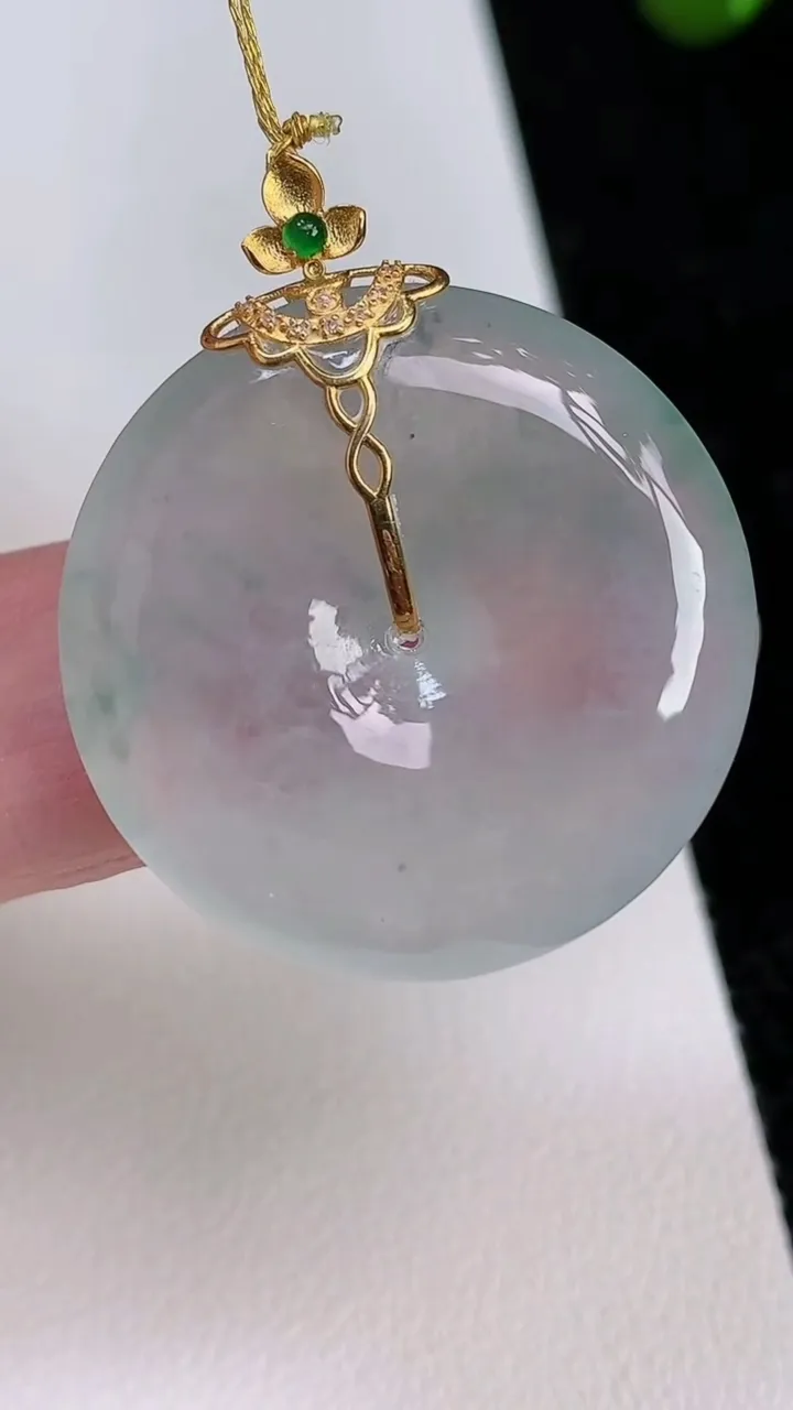 天然A货翡翠18k金飘花平安扣吊坠，尺寸28-5.5，重量:10.00g
7月1日