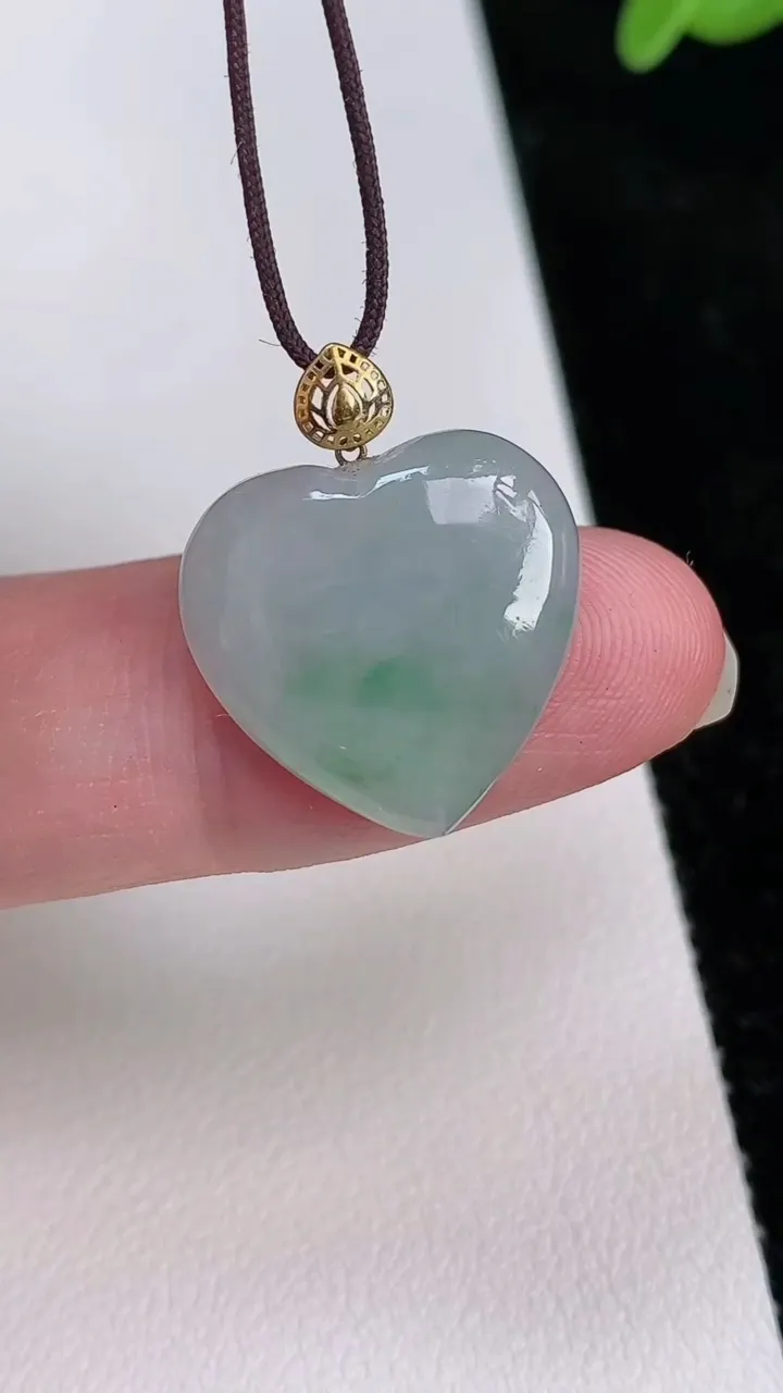 天然A货翡翠爱心吊坠，尺寸17-17.2-3.7，重量:2.35g
7月1日